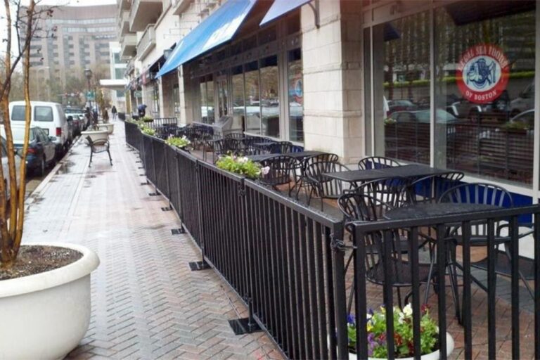 Creating a Seamless Indoor-Outdoor Transition with Open Rail Cafe ...